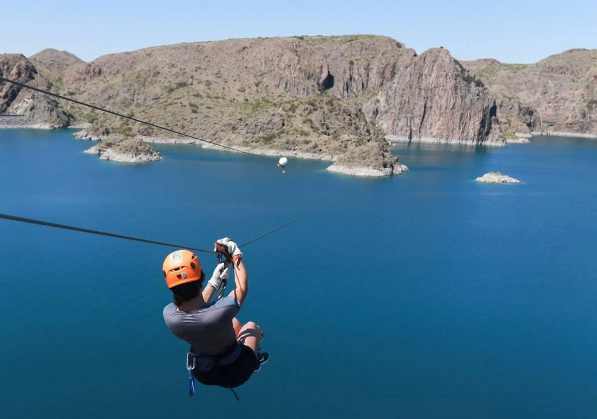 Tirolesa sobre el Embalse Los Reyunos